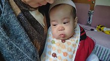 小宝宝感冒吃药吃怕了，看到啥都以为是药，这小表情太委屈了！