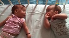 2个月双胞胎宝宝睡醒后，躺在床上咿咿呀呀的聊天，好像还很开心