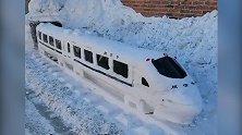 “雪国列车”！69岁老人用雪雕刻和谐号列车