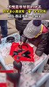 手默默地跟着比划了好几下，四岁半写福字像模像样，太棒了！