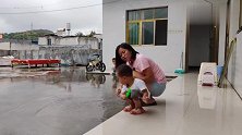 下雨了俩个宝宝在外面玩水，妈妈这样做小孩乖乖的回家