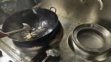 这才是真正的大厨，1分多钟炒了一盘菜，这就是老板喜欢他的原因