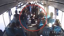 只收不找？小伙在西安公交卖惨磕头卖报 收百元钞塞嘴里跳窗逃跑