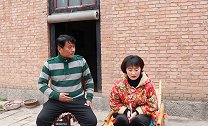 儿子做上门女婿，过节来家儿媳主动做饭，看眼厨房婆婆哭了