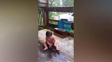 宝宝看见天下雨了，接下来宝宝的举动，看一次笑一次
