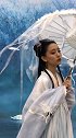 起风了小姐姐打伞的样子好美，疑是仙女下凡来，回眸一笑胜星华