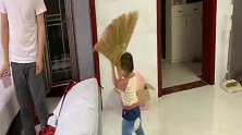 宝宝拿扫把追打爸爸，爸爸和他绕圈，结果萌娃生气摔了扫把！
