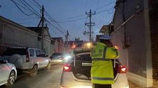 河北沧州：下班路上遇堵车，交警现场换装“加班”疏导交通