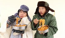 两二货比赛卖冷面，为了证明是正宗的，竟在大夏天穿棉袄裹被子