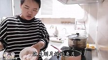 鱼米宝宝吃饭闹情绪不肯上桌，宝妈：吃完饭出去玩，宝宝立马坐好