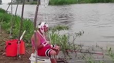 爆笑：这是我见过最敬业的钓鱼选手，真是轻伤不下阵