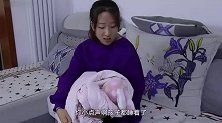妻子生个女儿，丈夫嫌弃把她赶出家，出门遇到婆婆精彩来了
