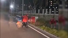 北京外卖小哥风中寸步难行 你的外卖可能还在路上