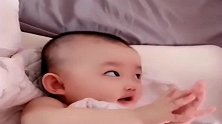 11个月小情人一大早醒来就这状态，眼前这一幕，心都要被萌化了