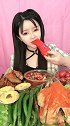 小姐姐直播吃红辣椒，吃起来比水果都脆