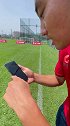 C罗经典动作都抓拍到了，但“C罗”新买的手机就这么被顺走了vivo 欧洲杯