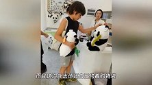 刘烨儿女去熊猫基地玩，诺一背购物袋晒黑不少，霓娜自带高冷美