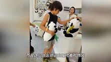 刘烨儿女去熊猫基地玩，诺一背购物袋晒黑不少，霓娜自带高冷美
