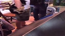 搞笑配音，出远门多加几把锁心里踏实，这么一看也就这个门值点钱