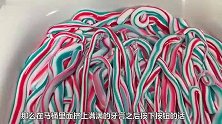 在马桶里挤满牙膏之后按下按钮结果会怎样，网友调侃干的真棒