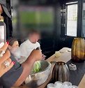 姆巴佩度假游艇上搂着女友 关注世界杯决赛