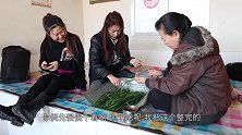 二姨1年没吃韭菜盒子了，娘三个在厨房，用大锅烙饼太香了