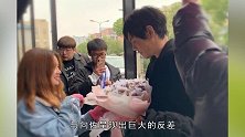被女粉丝送催生捧花，向佐满脸尬笑无奈，向太却笑得合不拢嘴