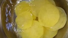 土豆片别再做薯片，老公这样做一锅，刚出锅就被抢光！