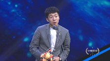 金敬道荣获最受欢迎本土球员 PP体育常务副总裁曾钢为他颁奖