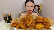 妹子吃酥脆炸鸡腿，一个接一个吃个不停