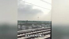 湖州一工地吊车吊臂倾斜挂上铁路电网致多趟列车晚点？最新回应