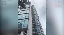 刷新认知！高空坠物把地面砸个大坑，掉下的竟是避雷针