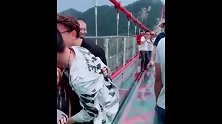 被男友带上玻璃栈道，美女哭着喊渣男