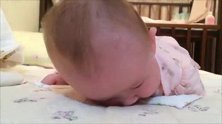 2个月大的小宝宝练抬头，累到在床上“洗脸”，太搞笑了！