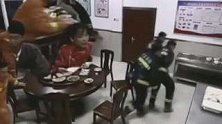 江苏南通：吃年夜饭时突然出警，灭完火想起2名学生被落食堂