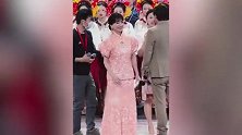 71岁赵雅芝主持华侨华人春晚，央视镜头下美出圈，穿新中式套裙气质出众
