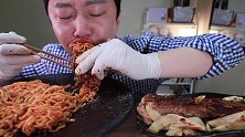 韩国PRUMIR大叔吃核辣火鸡面和整块五花肉，吃的好着急！