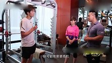主持人看徐海乔健身很轻松，直接就要尝试一手，不料五秒累翻！