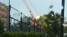 起重机在狂风中轰然倒塌火花飞溅 多处民宅被砸毁