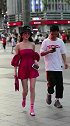 街头拍到一对很甜的情侣，看起来很般配