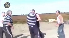 能动手就绝对不BB，两个肌肉男在野外直接用拳头疯狂对抡！