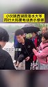 小伙跳河救人不留名，同行大妈纷纷要号码表示感谢！小伙:最怕别人的突然关心正能量 搞笑视频
