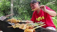 胖妹嘴馋吃烧烤，自己动手吃独食，这次过瘾了