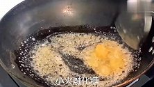 炒糖色时，冰糖直接下锅炒是大错！多加这1步，糖色不焦更红亮