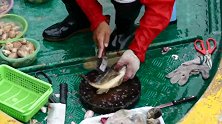 西贡海鲜市场的工人处理海鲜的手法太惊艳了
