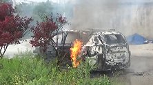 夫妻吵架妻子放火烧自家车 10分钟被烧成空壳