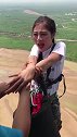 漂亮姑娘挑战蹦极，跳下去那一瞬间，看她慌乱的样子好心疼！