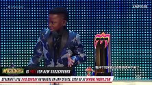 WWE-18年-WWE 2018年名人堂典礼：终极战士奖得主贾柳斯人小鬼大 调侃约翰·塞纳笑翻全场-花絮