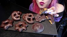小姐姐吃裹满巧克力的姜饼，吃起来味道可真不错呀