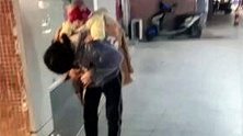 广东深圳：为丈夫减负 女子背3个月宝宝半夜捡拾烂菜叶